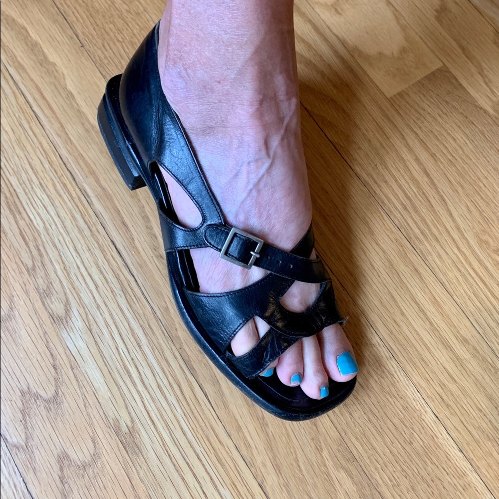 JOAN & DAVID COUTURE ITALIAN LEATHER SANDLE. WOMANS SIZE 8